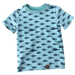 T-shirt helikopter i czarne spodenki